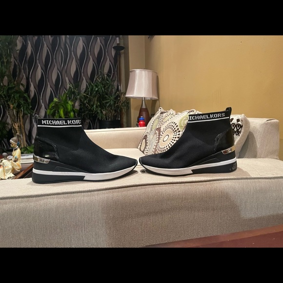 Brand-new Very elegant and classy - Picture 1 of 4